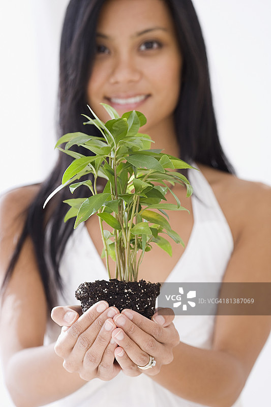 太平洋岛民女人拿着植物图片素材