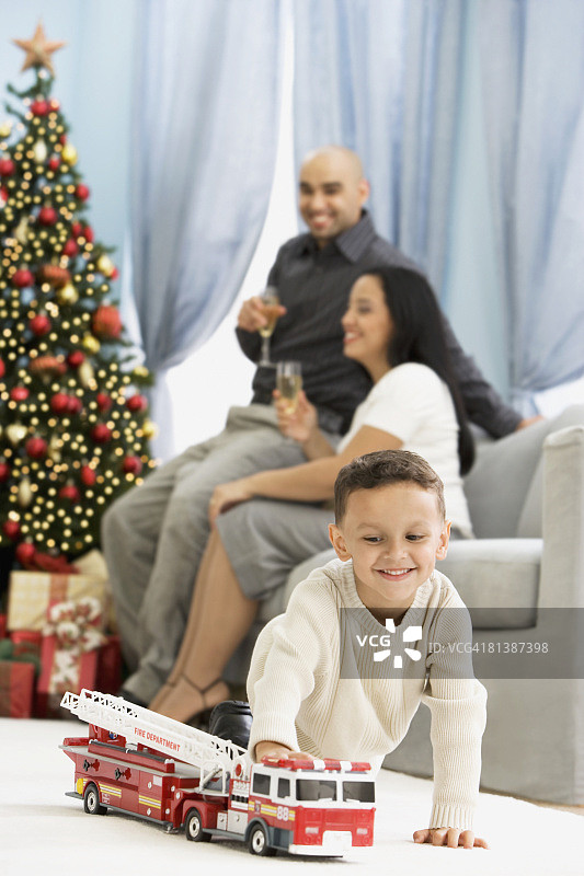 西班牙裔男孩玩圣诞节装饰图片素材