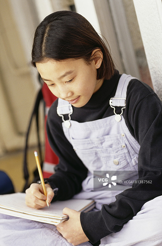 亚洲女孩做作业图片素材