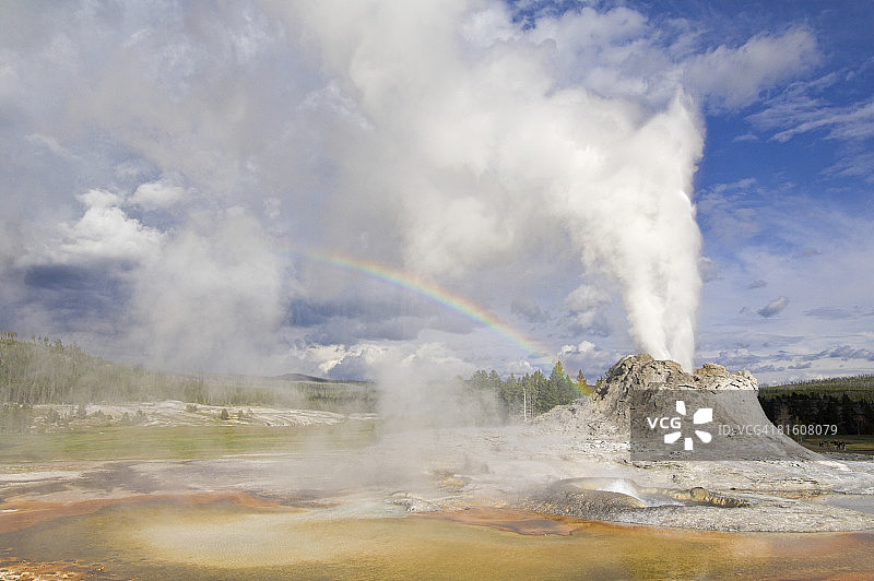 黄石国家公园城堡间歇泉喷发与彩虹图片素材