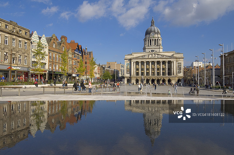 诺丁汉市政厅倒映在无边泳池和喷泉中，位于英国诺丁汉市中心翻新后的旧市场广场图片素材
