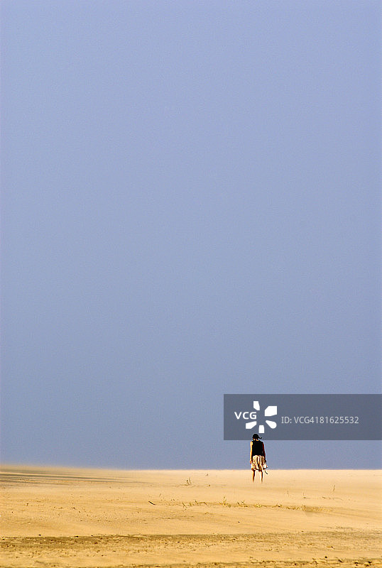 圣卢西亚河口海滩：强风吹拂，沙粒飞扬，南非夸祖鲁-纳塔尔图片素材