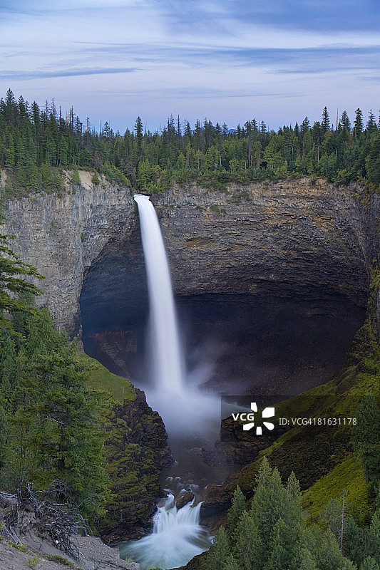 加拿大不列颠哥伦比亚省威尔斯格雷省立公园的赫尔姆肯瀑布图片素材