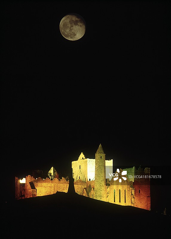 夜晚灯光下的爱尔兰城堡图片素材