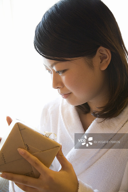 手拿礼物的年轻女子图片素材