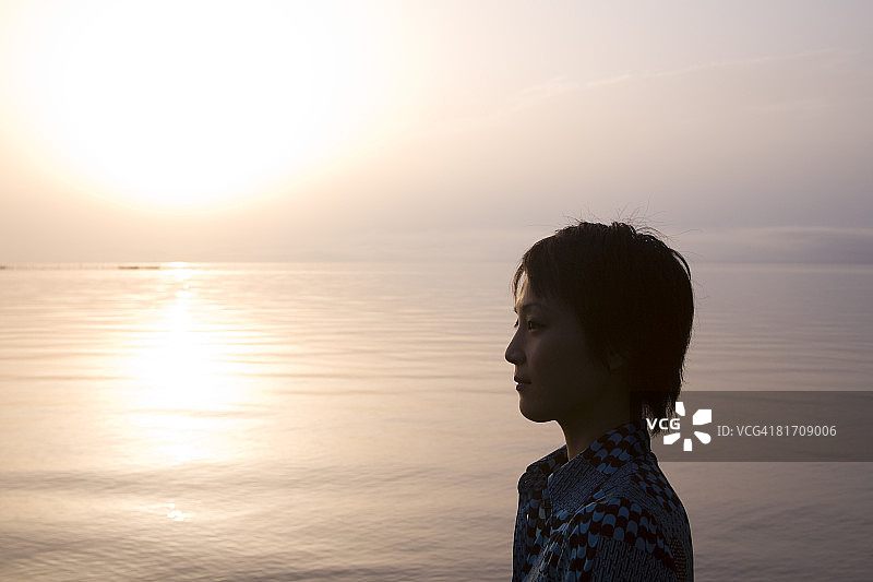 年轻女人看湖图片素材