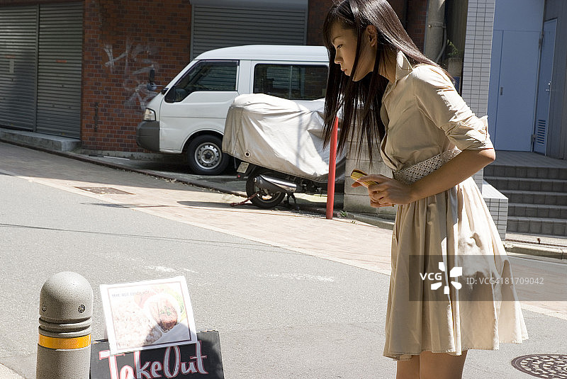 年轻女人看着菜单图片素材