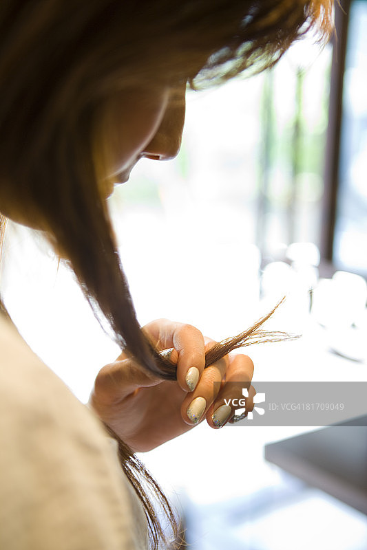 年轻女人触摸头发图片素材