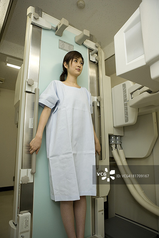 年轻女人倚靠X光台图片素材