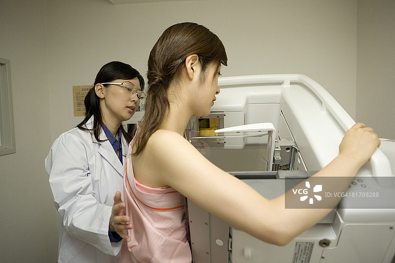 年轻女子进行乳房X光检查图片素材