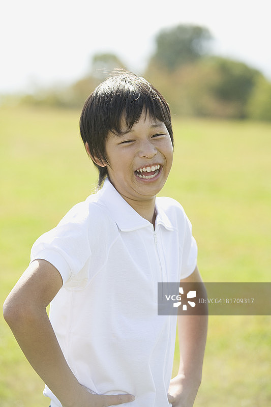 穿着运动服的男学生肖像图片素材