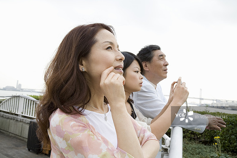父母和女儿在看风景图片素材