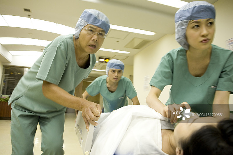 医生和护士用担架运送病人图片素材