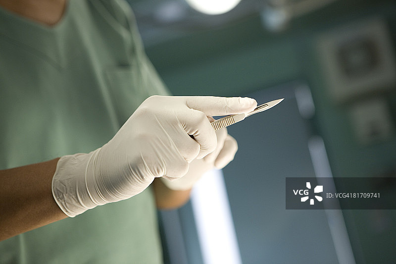 医生手持手术刀图片素材