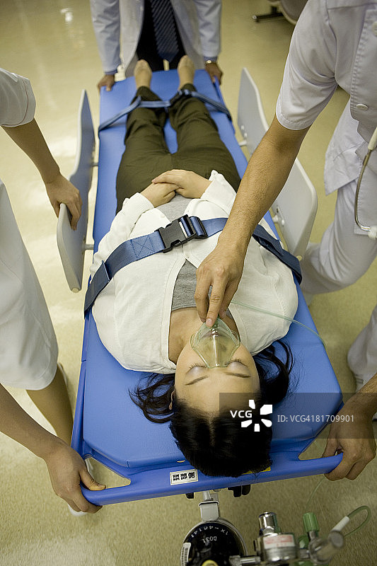 医生和护士用担架运送病人图片素材