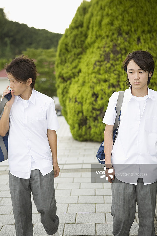 两名青少年男孩在走路图片素材