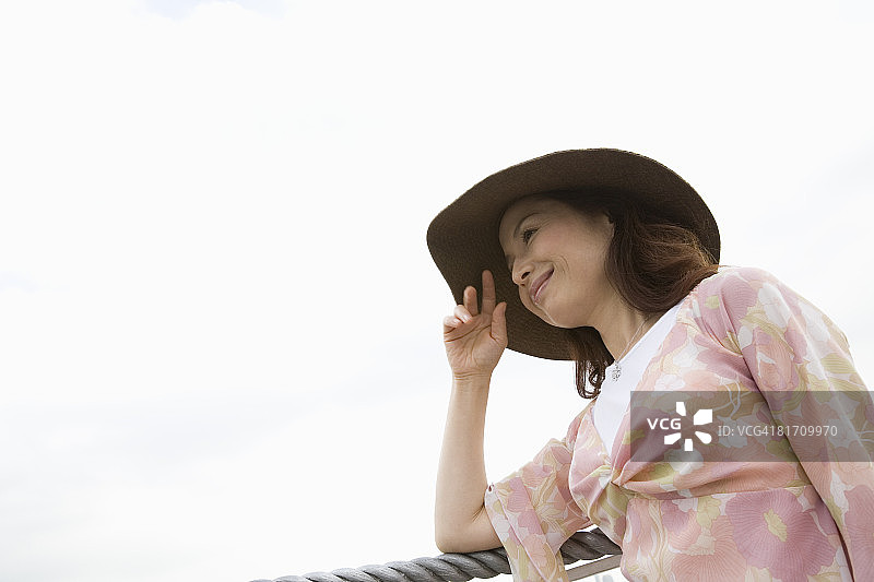 戴帽子的中年妇女图片素材