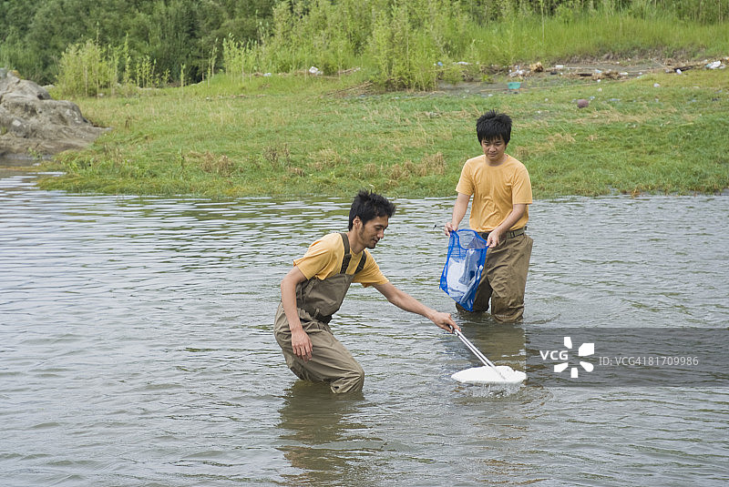 两个人清理河流图片素材