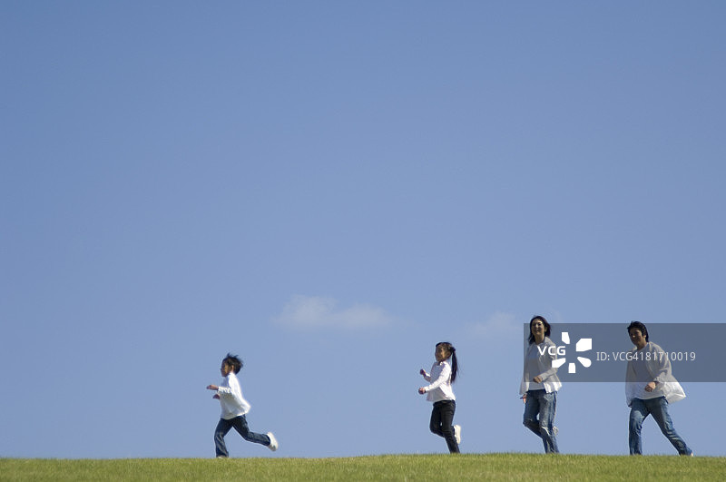一家人在田野里奔跑图片素材