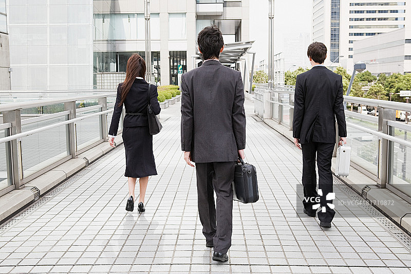 商务人士行走后视图图片素材