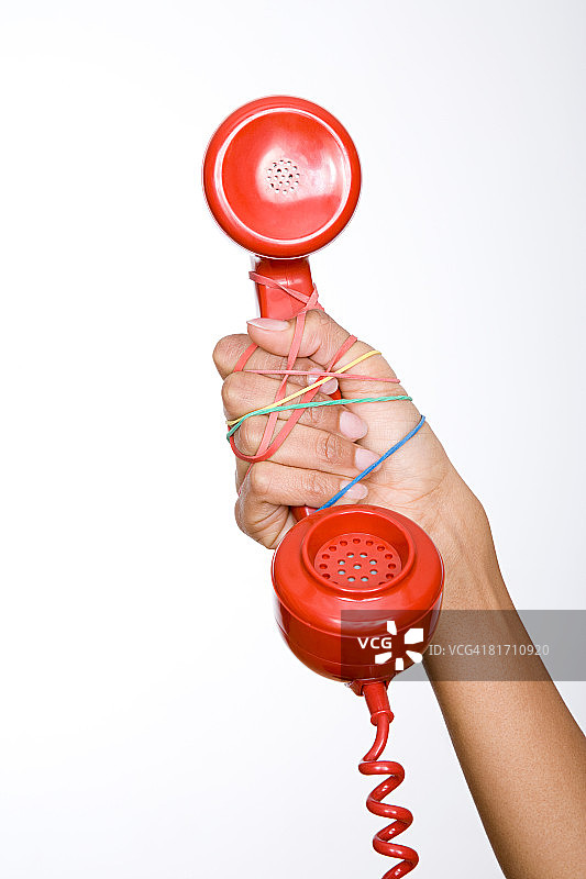 拿着电话和橡皮筋的女人图片素材