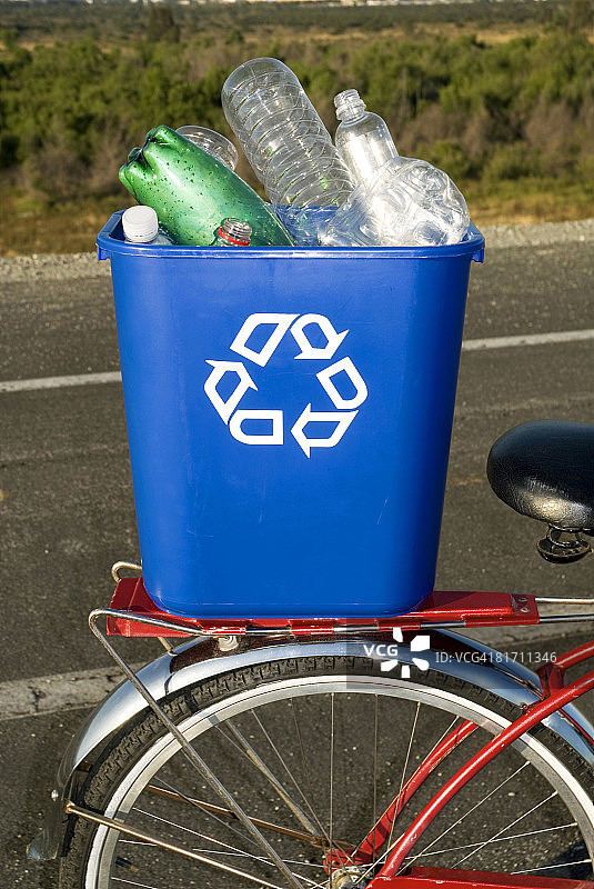自行车上的回收箱图片素材