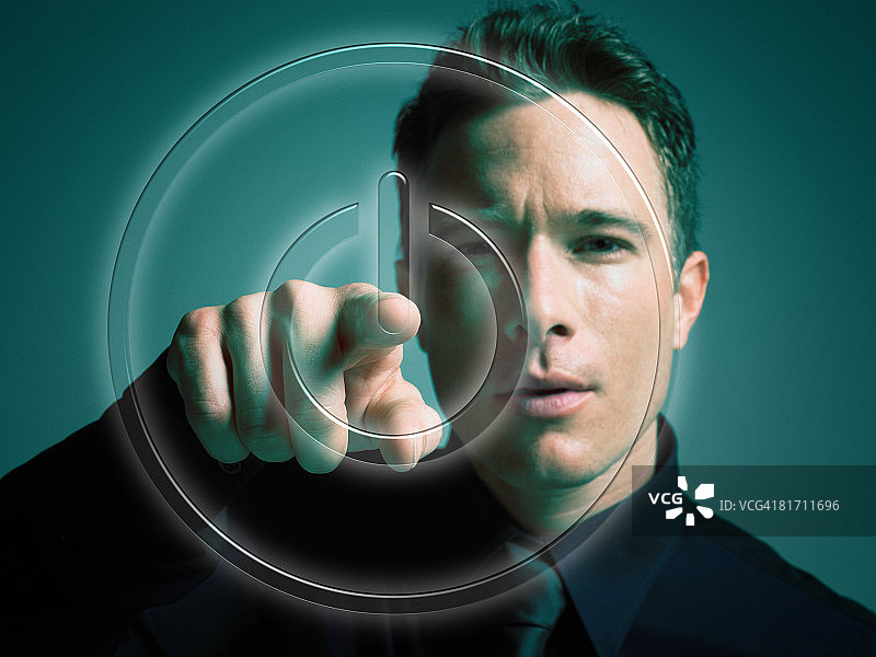 男人触摸电源按钮图片素材