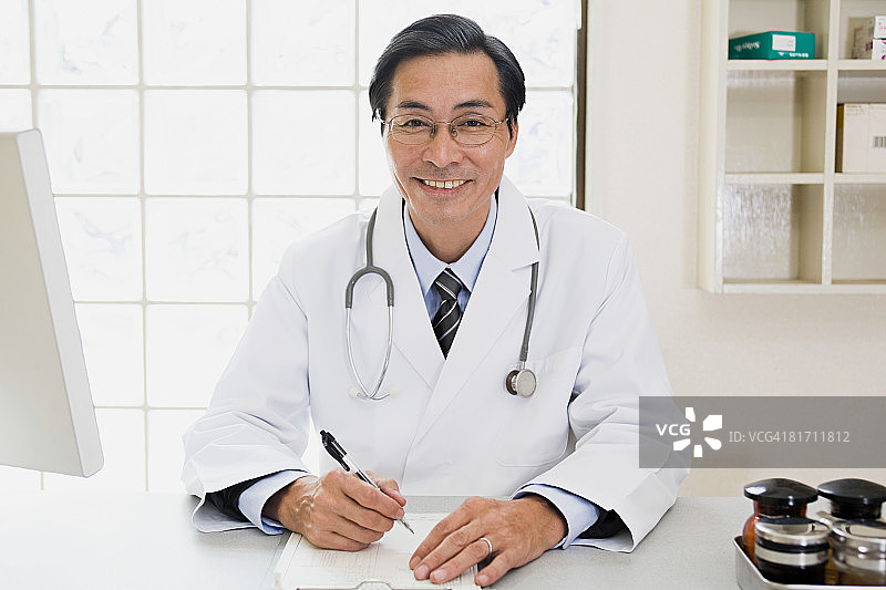 办公桌前的医生图片素材
