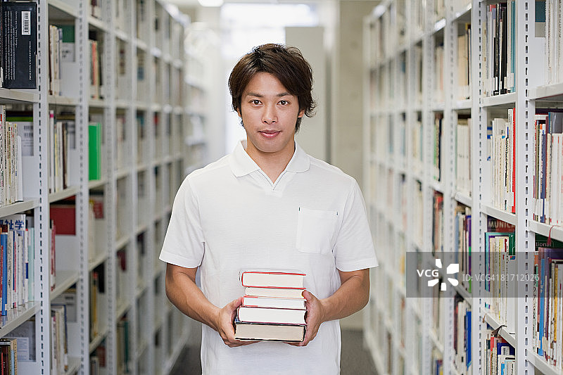 年轻男人在图书馆图片素材