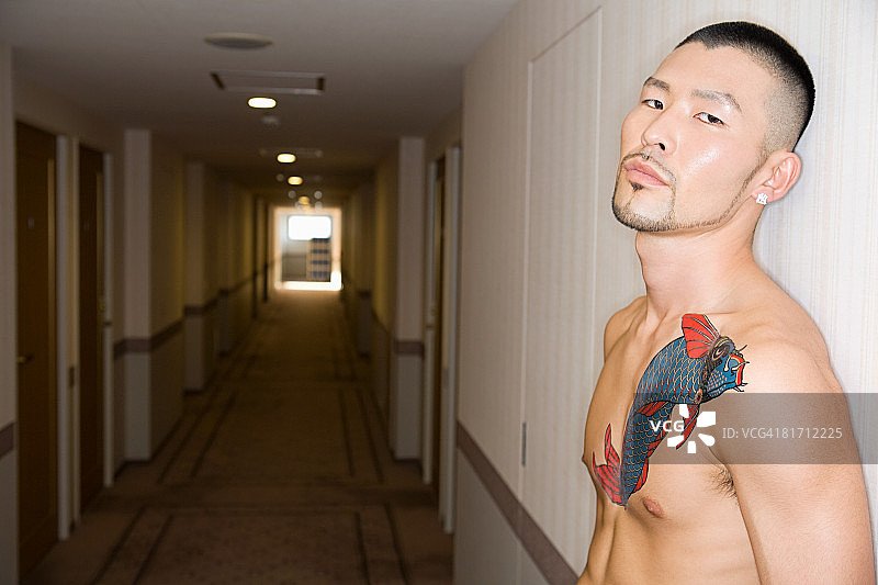 走廊里充满敌意的年轻男人图片素材