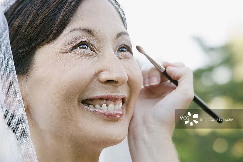 亚洲新娘正在化妆图片素材