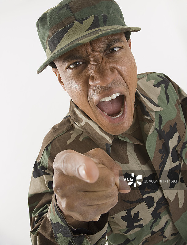 正在吼叫的非洲男士兵图片素材