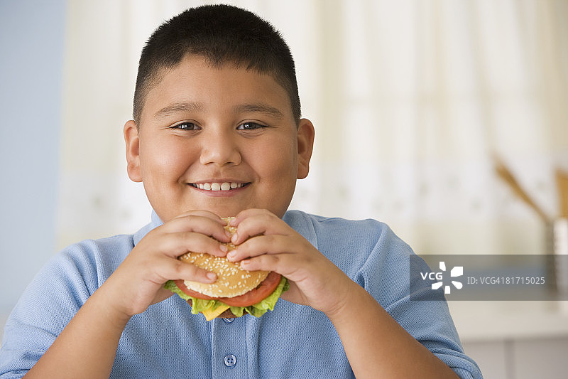 吃汉堡的西班牙裔男孩图片素材