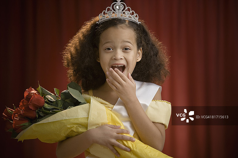 装扮成选美皇后的混血女孩图片素材