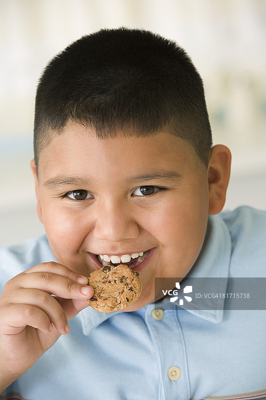 吃饼干的西班牙裔男孩图片素材