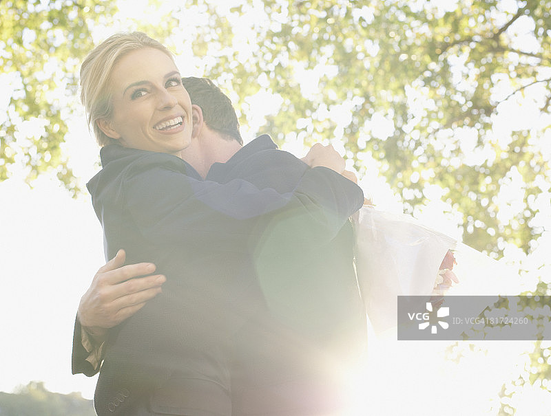 户外情侣相拥微笑图片素材