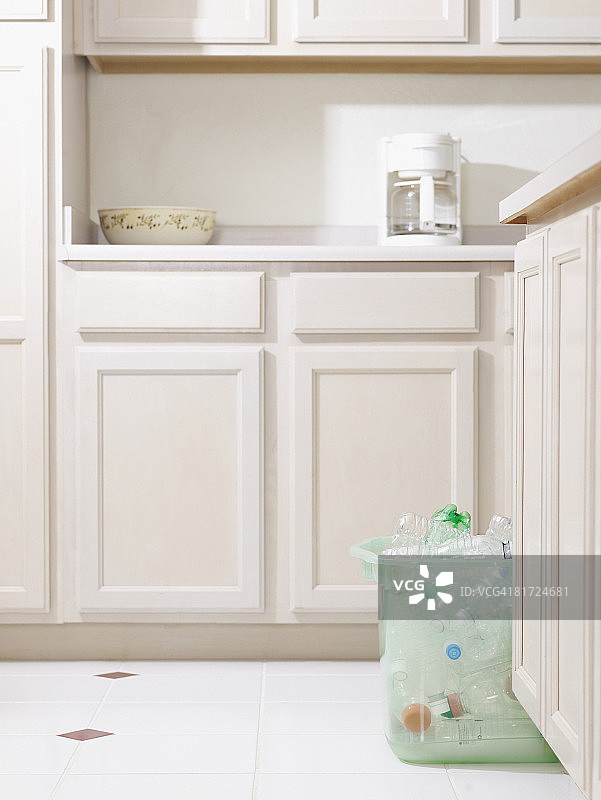 厨房地板上放着可回收材料的箱子图片素材