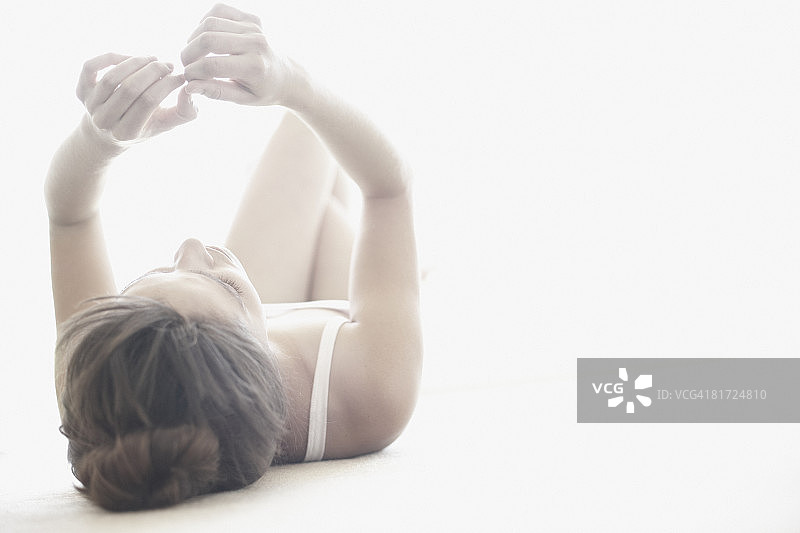 女人躺在地板上抠指甲图片素材