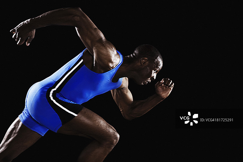 赛道上留下足迹的赛跑者图片素材