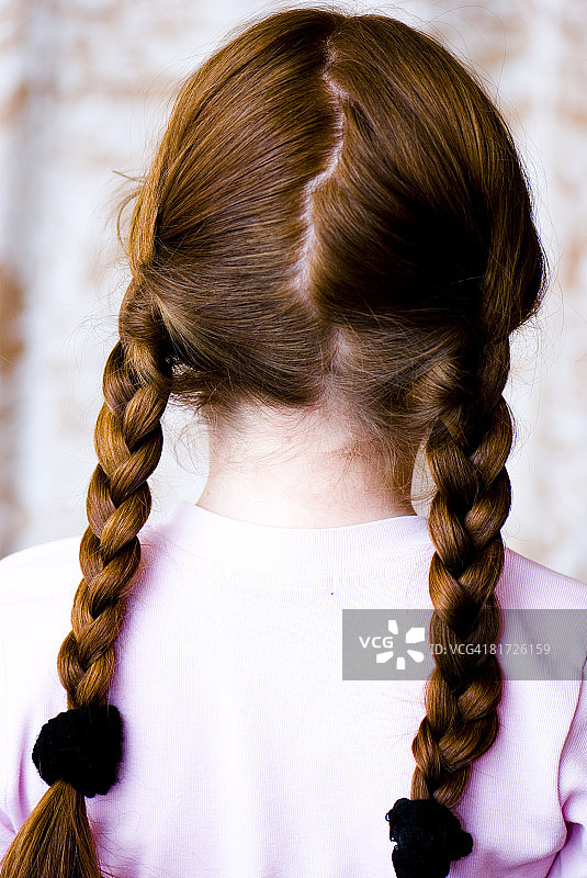 长辫子的女孩特写图片素材