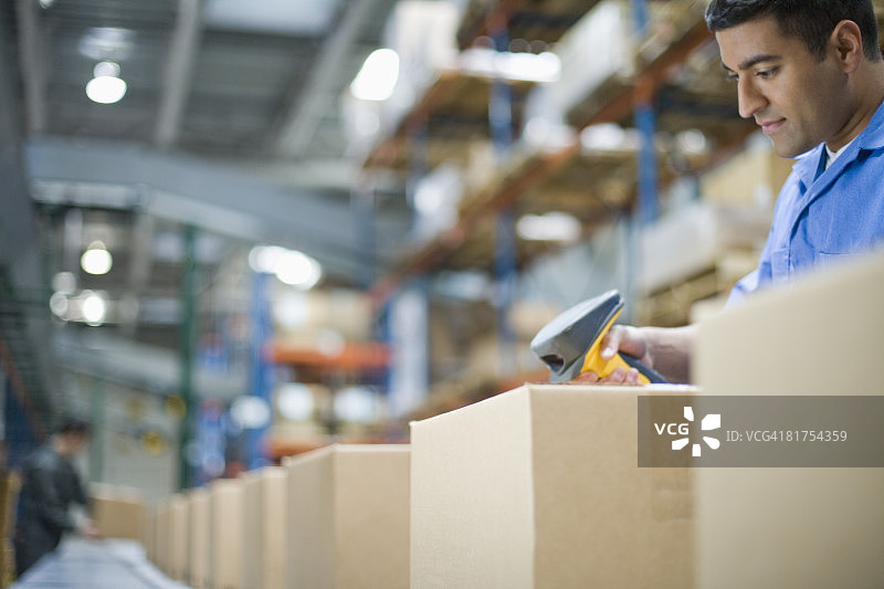 仓库工人扫描条形码图片素材