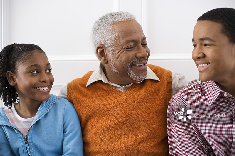 爷爷和孙辈图片素材