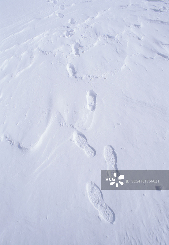 雪地上的鞋印图片素材