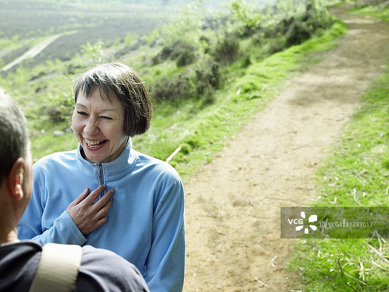 徒步旅行中欢笑的女人图片素材