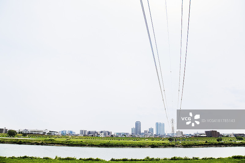 河流上空的电线图片素材