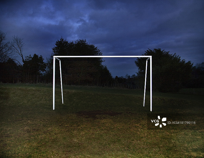 夜间球场上的足球球门图片素材