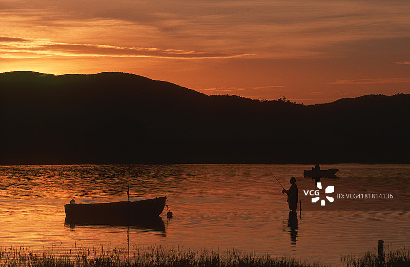 南非西开普省奈斯纳泻湖黄昏时的渔夫图片素材