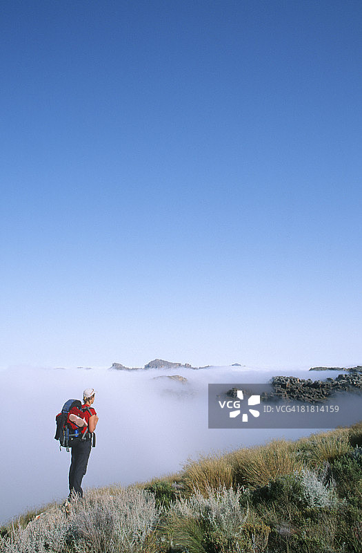 南非西开普省西德堡的徒步旅行者欣赏山景的高角度视图图片素材