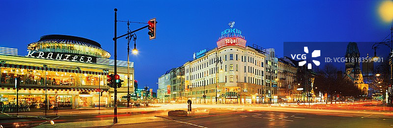 德国柏林库尔弗斯滕达姆大街夜景车流图片素材