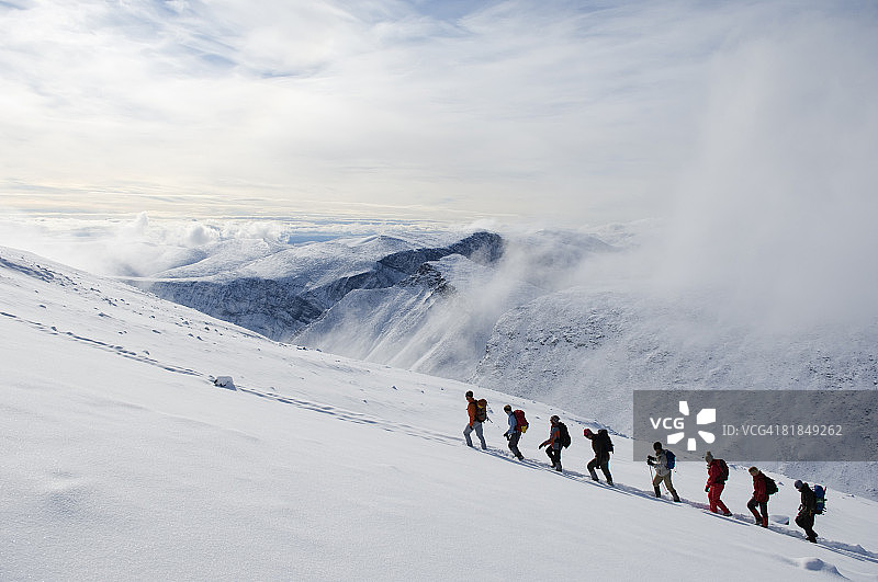 一群人攀登瑞典凯布内凯塞山图片素材
